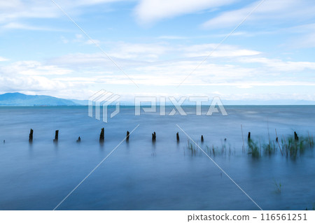 琵琶湖表面的長曝光鏡頭，木樁排成一排以保護海岸。 116561251