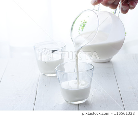 喝酸奶 116561328
