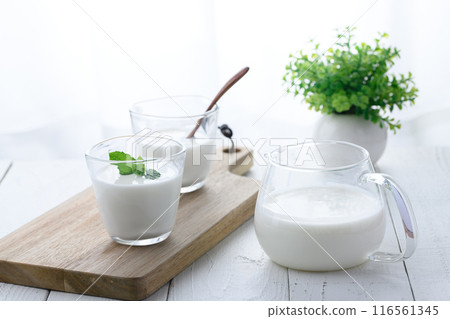 喝酸奶 喝酸奶 116561345