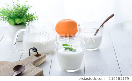 喝酸奶 116561379