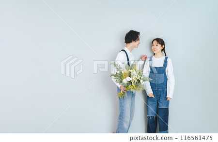 穿著牛仔布的男女情侶照 116561475