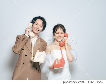 Couple making a phone call, bridal photo, wedding photo, pre-wedding photo Couple making a phone call, bridal photo, wedding photo, pre-wedding photo 116561552