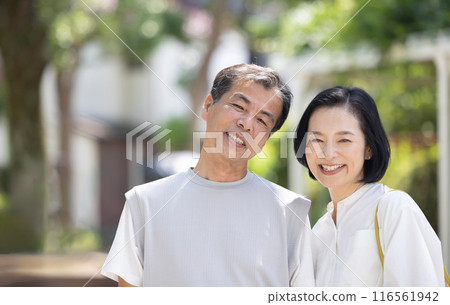 Cuddling smiling couple 116561942