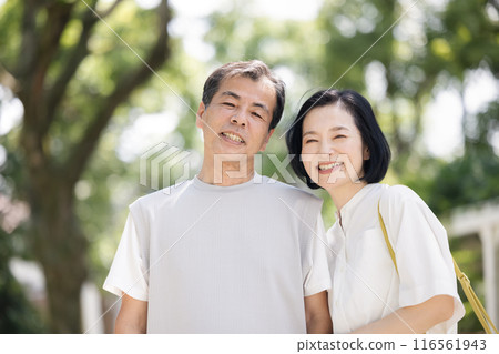 擁抱的夫婦 116561943