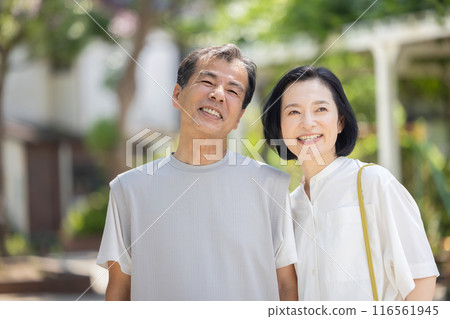 Cuddling smiling couple 116561945