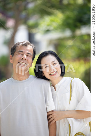 Cuddling smiling couple 116561950