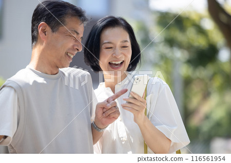 A couple looking at a smartphone 116561954