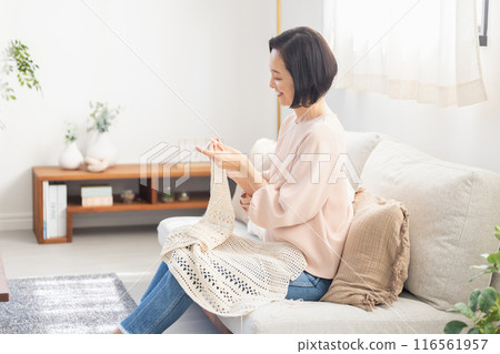 Woman knitting in the living room 116561957