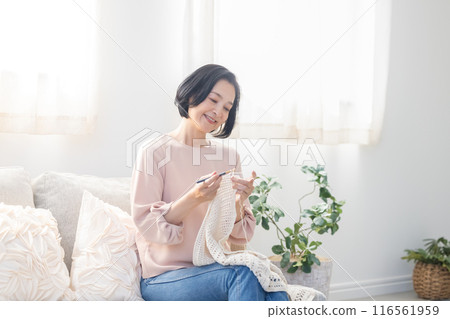 客廳裡編織的女人 116561959