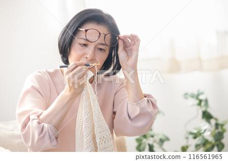 老花眼的女人 116561965