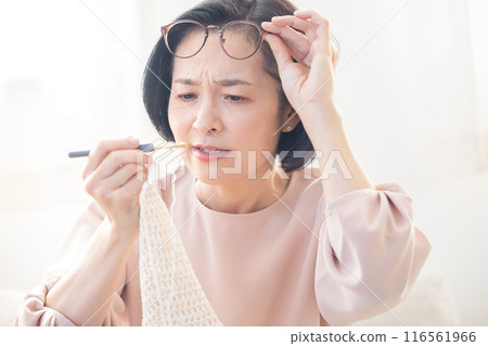 老花眼的女人 116561966