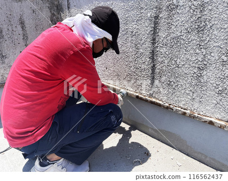 worker sands the surface. cleans old paint 116562437