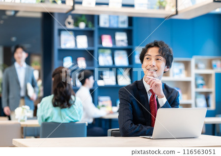 Businessmen working in a shared office. Photo courtesy of Creadisce (Maruzen-Yushodo Co., Ltd.) 116563051