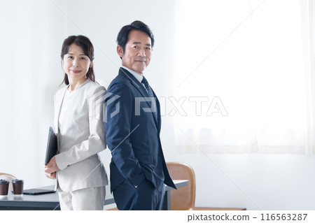 總裁、經理、主管組成的團隊,表情嚴肅,看著鏡頭,招募跳槽、物色、職缺等。 總裁、經理、主管組成的團隊,表情嚴肅,看著鏡頭,招募跳槽、物色、職缺等。 116563287