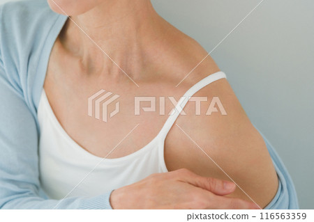 still shoulders, female, lady 116563359