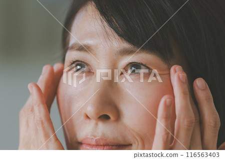 female, females, woman 116563403