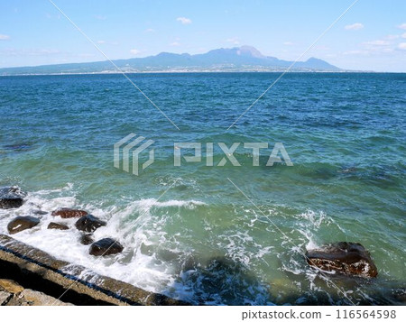 Yushima Coast: Waves of the Ariake Sea and Mount Unzen (Kamiamakusa City, Kumamoto Prefecture) Yushima Coast: Waves of the Ariake Sea and Mount Unzen (Kamiamakusa City, Kumamoto Prefecture) 116564598