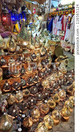 Traditional Arabic copper lamps, in the bazaar for tourists 116565124