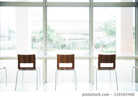 Arranged chairs and tables 116565480