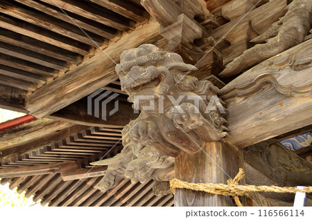 Guardian lion of Ryuto Shrine in Kawarasawa, Ogano-machi, Chichibu-gun, Saitama Prefecture 116566114
