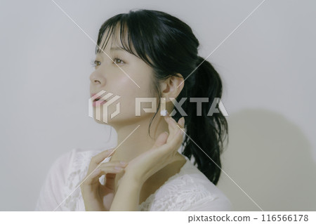 白色背景下曬太陽的年輕女子的肖像 白色背景下曬太陽的年輕女子的肖像 116566178