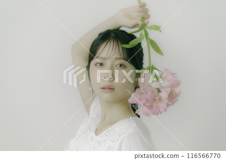 拿著花的年輕女子的肖像 116566770