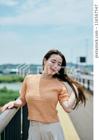 一個長頭髮的年輕女子梳著頭髮 一個長頭髮的年輕女子梳著頭髮 116567547