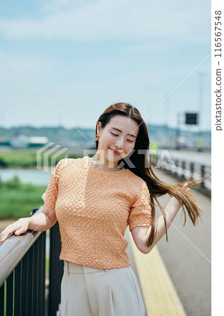 一個長頭髮的年輕女子梳著頭髮 一個長頭髮的年輕女子梳著頭髮 116567548