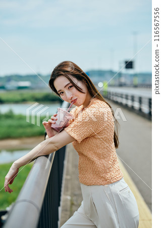 一個年輕的女人喝果汁 116567556