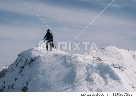 Snowy mountain scenery 116567592