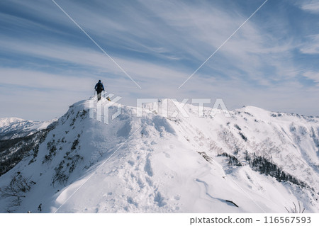 Snowy mountain scenery 116567593