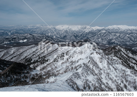 Snowy mountain scenery 116567603