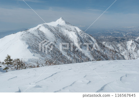 Snowy mountain scenery 116567645