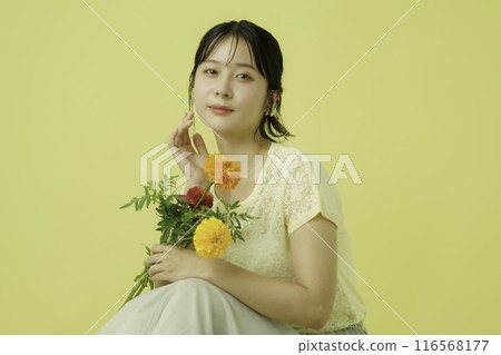 黃色背景花的年輕女子肖像 黃色背景花的年輕女子肖像 116568177