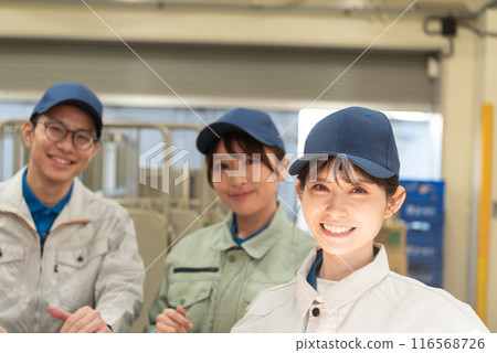 在倉庫工作的三名男女 在倉庫工作的三名男女 116568726