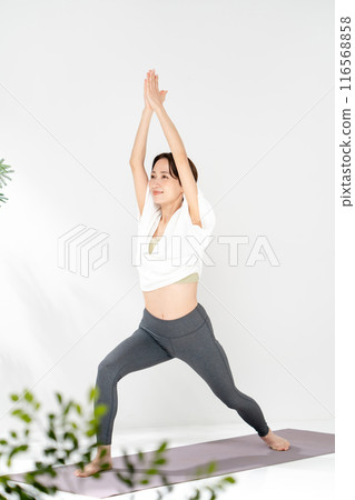Women who do yoga Women who do yoga 116568858
