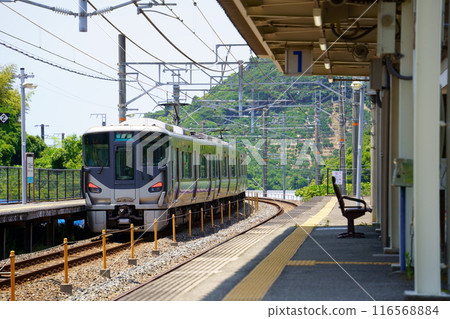 紀成本線普通電車從廣川海濱站出發(和歌山縣有田郡廣川町) 紀成本線普通電車從廣川海濱站出發(和歌山縣有田郡廣川町) 116568884