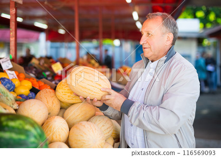 Middle aged man buying melon 116569093