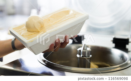 thermal insulation tray with ice cream preparation process at factory 116569098