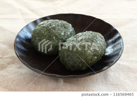 艾蒿 ohagi 裝在黑色盤子裡 艾蒿 ohagi 裝在黑色盤子裡 116569465