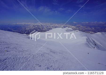 The ridgeline of Mt. Ubagatake and the Asahi mountain range seen from Mt. Gassan in winter 116571129