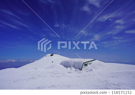 冬天埋在月山雪中的山間小屋和神社 116571152