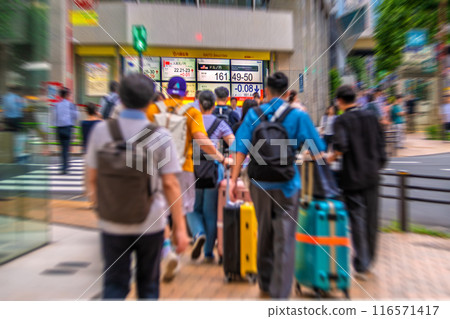 日本東京街景161日圓...外國遊客也...（股價在42,000日圓範圍內第一...） = 11日，日本橋兜町 116571417