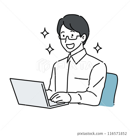 一名40多歲的男子戴著眼鏡微笑著在電腦上工作 116571852