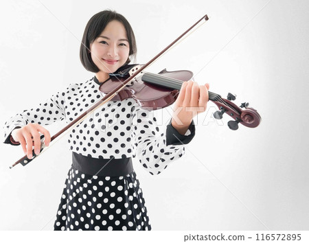 拉小提琴的女人 116572895