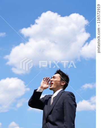 藍天下一個男人大聲呼喊 116572919