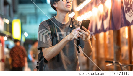 Tourists, travelers, drinking district Tourists, travelers, drinking district 116573312