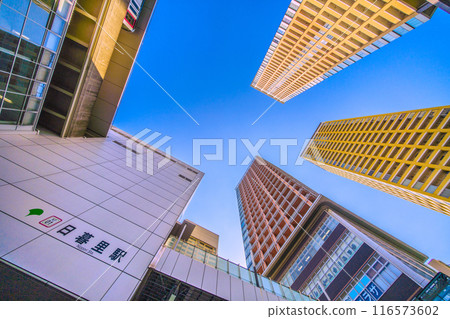 日本東京城市景觀七月。電車、日暮里站、車站前的塔樓公寓等景觀= 5 116573602