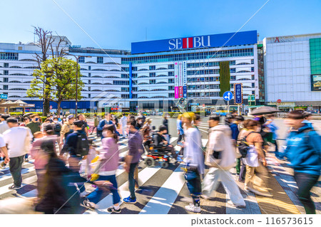 日本東京都市風景入境旅遊復興…熙熙攘攘的池袋站東口，遊客也可見=31日 116573615