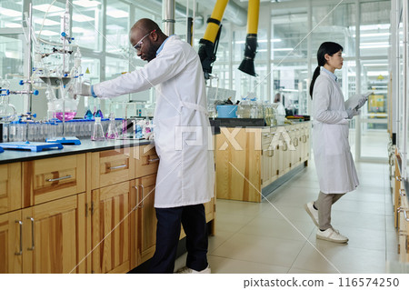 Two clinicians working in laboratory 116574250